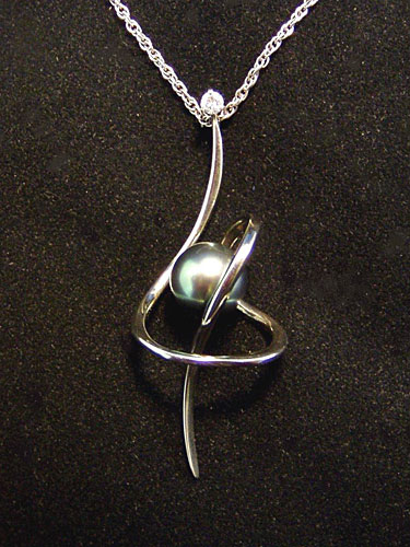 Pendant, white gold with pearl and diamond